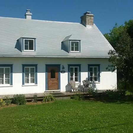 Au Vieux Foyer Bed & Breakfast Saint-Pierre-de-l'Ile-d'Orleans Exterior photo