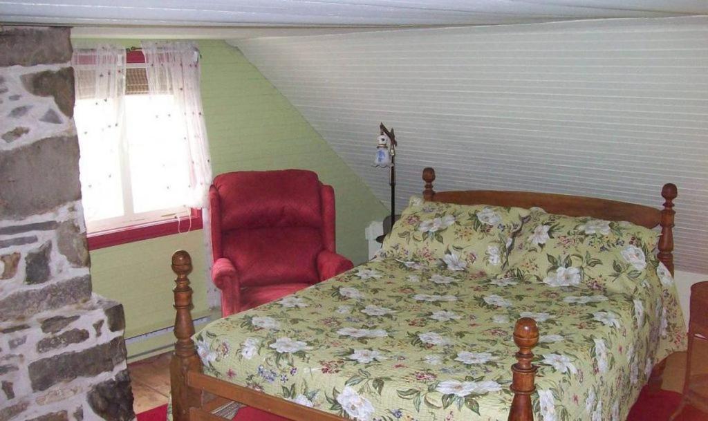 Au Vieux Foyer Bed & Breakfast Saint-Pierre-de-l'Ile-d'Orleans Exterior photo